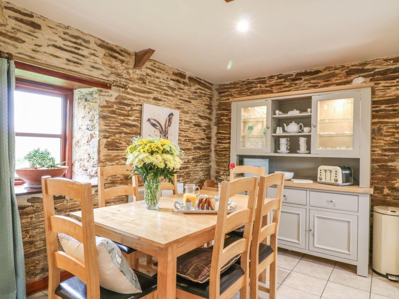 Lily Cottage Looe Bagian luar foto