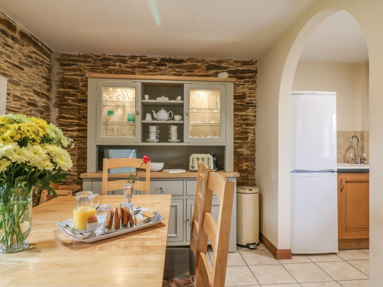 Lily Cottage Looe Bagian luar foto